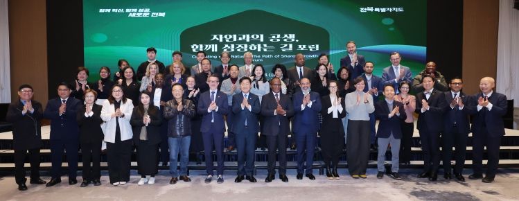 28일에는 전주 라한호텔에서 열린 '자연과의 공생, 함께 성장하는 길' 국제포럼에 김관영 전북자치도지사를 비롯한 슬로베니아, 가나, 앙골라, 파키스탄, 에스토니아 등 주한 대사를 포함한 17개국 33명의 외교관 및 국제기구(TCS) 관계자 및 각계 전문가(양봉, 농업, 관광 등)등이 참석한 가운데 기념촬영을 하고 있다.