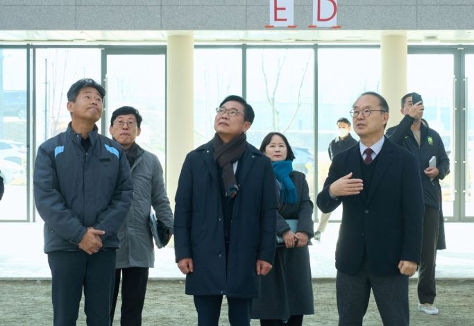 1일 김석필 천안시장 권한대행 부시장과 이용수 대한축구협회 부회장 등이 대한민국축구종합센터 실내축구장, 스타디움, 숙소동 등을 둘러보고 있다