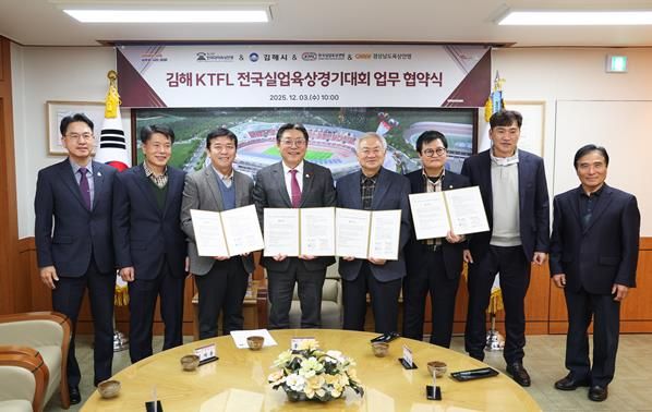 왼쪽부터 김재한 교육체육국장, 신형식 김해시육상연맹 회장, 김재룡 한국실업육상연맹 수석부회장, 홍태용 김해시장, 이창준 한국대학육상연맹 회장, 유헌태 경남육상연맹 부회장, 박장우 한국실업육상연맹 부회장, 강경문 한국대학육상연맹 부회장