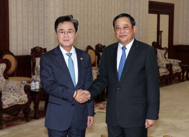 2023년 12월 7일 라오스 총리실에서 김태흠 지사 손싸이 시판돈 총리를 만나 악수하고 있다.