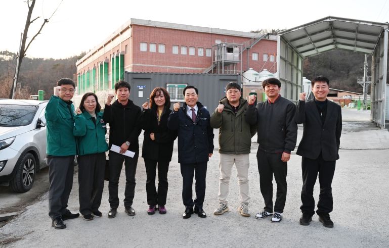 1. 성낙인 창녕군수가 상철농장을 방문하여 관계자들과 기념촬영을 하고 있다.