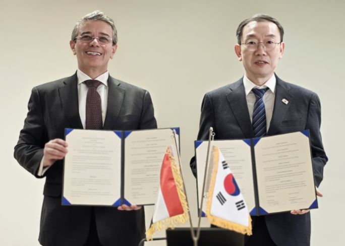 이명구 관세청장(오른쪽)이 아흐메드 아마위 로빈 이집트 관세청장과 18일(현지 시각) 양해각서(MOU)를 체결한 뒤 기념 촬영하고 있다.