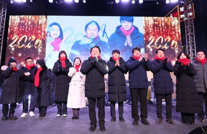 31일 밤 10시부터 1월 1일 0시 30분까지 신촌 연세로 스타광장에서 열린 ‘2026 신촌 카운트다운 콘서트’에서 이성헌 서대문구청장이 참여 시민들에게 새해 인사를 하고 있다.