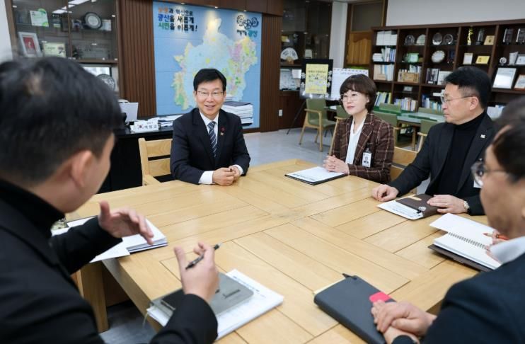 박병규 광산구청장이 2일 2026년 1호 결재인 ‘민원 전 민원 해결 1004’에 서명한 뒤 공직자들과 대화를 나누고 있다.
