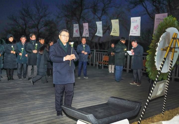 류경기 중랑구청장이 헌화와 묵념을 하는 모습