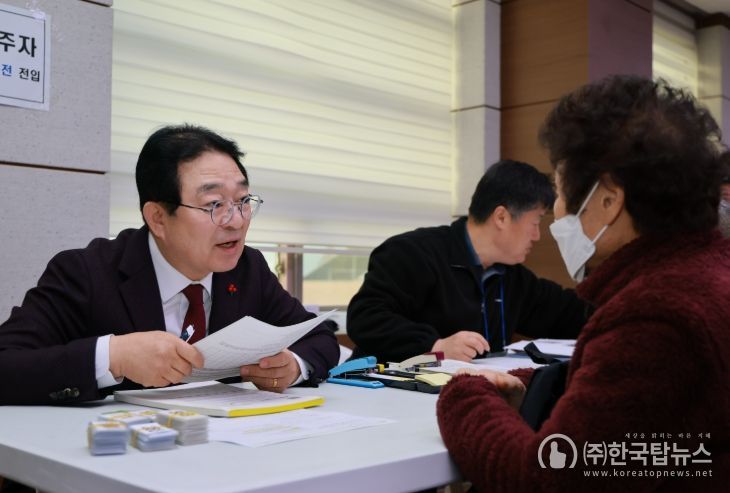 황규철 옥천군수, 옥천읍 행정복지센터 방문해 접수 상황 점검