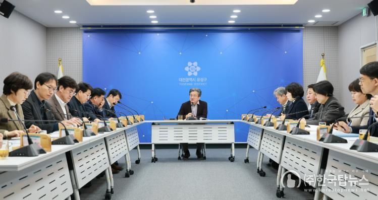 정용래 유성구청장이 26일 열린 간부회의를 주재하고 있다.