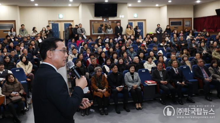 박희조 동구청장이 구민과의 대화 행사에서 주민 의견을 청취하고 있다.