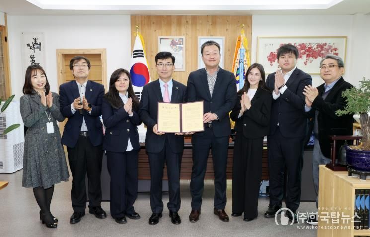 왼쪽부터 충북교육청 장학사 김태경 , 충북교육청 유초등교육과장 홍승표, 타슈켄트한국교육원 유학지원팀원 포티마, 교육감 윤건영, 타슈켄트 한국교육원장 이영웅, 타슈켄트한국교육원 교육교류팀장 디노라, 타슈켄트한국교육원 기획팀장 문성호, 충북교육청 글로벌인재팀장 송교준