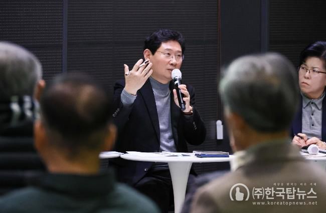 이상일 용인특례시장이 29일 용인미디어센터에서 기흥구 상하동과 구갈동 주민소통간담회를 열고 용인의 반도체 클러스터의 미래에 대한 의견을 제시했다.