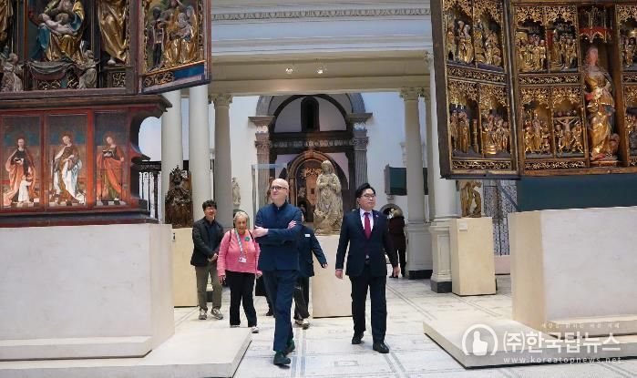 박일하 동작구청장과 V&A 박물관 다니엘 슬레이터 총괄감독이 16일(현지시간) 영국 런던 V&A 박물관을 둘러보고 있다.