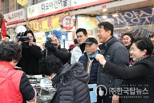 오세훈 서울시장이 13일(금) 광진구 자양전통시장을 방문해 상인과 명절 인사를 나누고 있다.