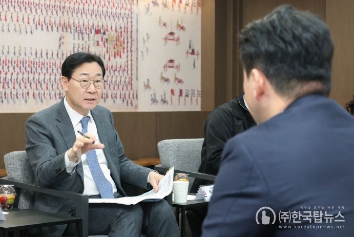 정명근 화성특례시장이 13일 시가 주최한 '생리용품 부담 완화를 위한 소통 간담회'에서 '(가칭) 코리요 생리대' 추진 취지에 대해 설명하고 있다.