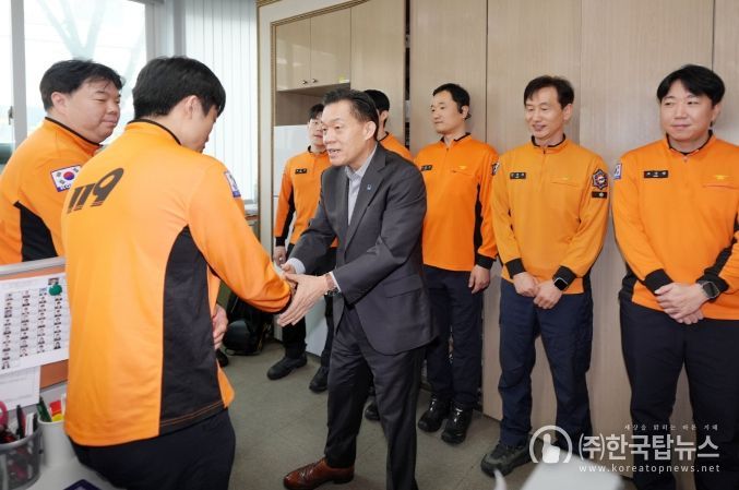 이재준 수원시장이 수원남부소방서 근무자들을 격려하고 있다.