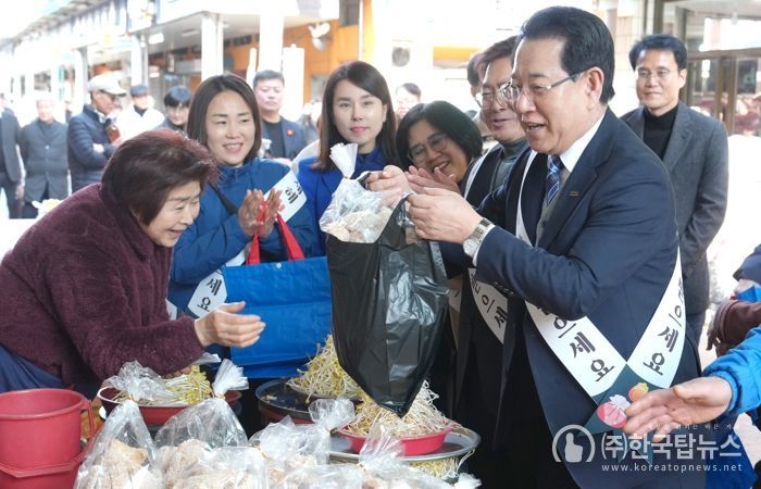 김영록 전라남도지사가 설 명절을 하루 앞둔 16일 오후 지역 전통시장인 순천 웃장을 방문, 물품을 구매하며 상인들을 격려하고 있다.