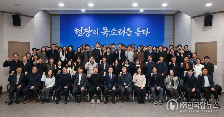 이명구 관세청장(앞줄 가운데)이 23일 정부대전청사에서 열린 ‘관세청 혁신 공감 타운홀 미팅’을 마친 뒤 기념 촬영하고 있다