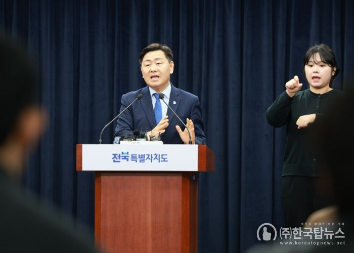 25일 전북특별자치도청 브리핑룸에서 김관영 도지사가 창업 활성화 정책 기자 브리핑을 하고 있다