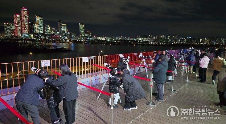 마포365천문대 옥상 천체관측실에서 망원경으로 달을 관측하는 마포구민 가족들