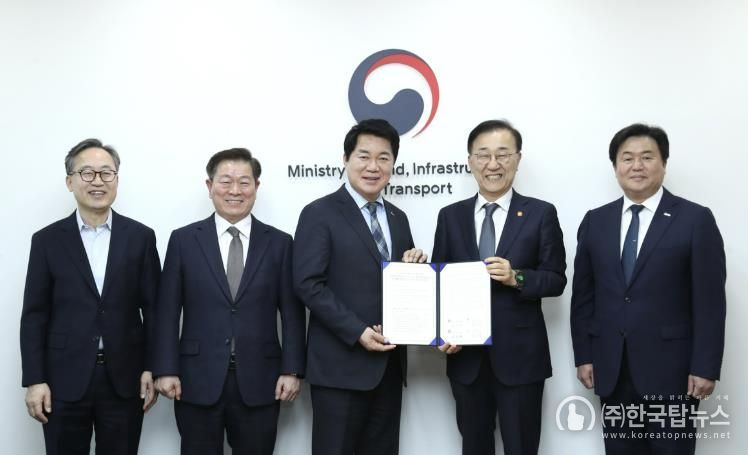 관악구 등 4개 지자체장이 국토부를 방문해 신천신림선 국가철도망 구축계획 반영을 위한 공동건의문을 전달했다(가운데 박준희 관악구청장)