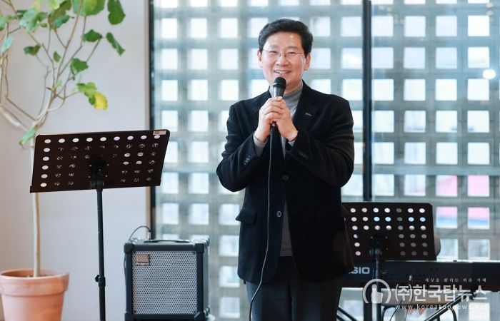 이상일 용인특례시장이 21일 민주평화통일자문회의 용인시협의회 자문위원과 함께하는 봄맞이 음악회에 참석해 인사말 하고 있다