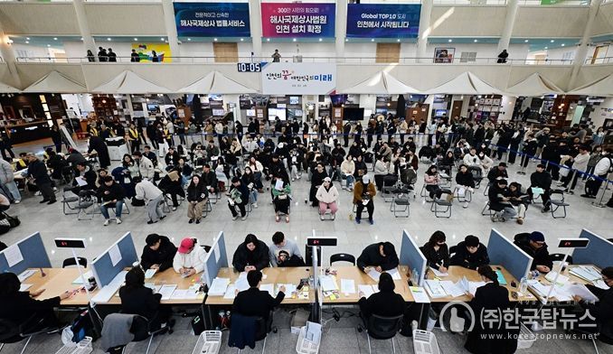 2026년 3월 16일 시청 중앙홀에서 천원주택 예비입주자 접수를 받고 있다