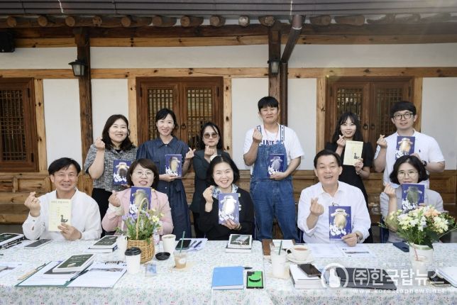 이재준 수원시장이 공직자들과 독서 학습 프로그램에 참여하고 있다.