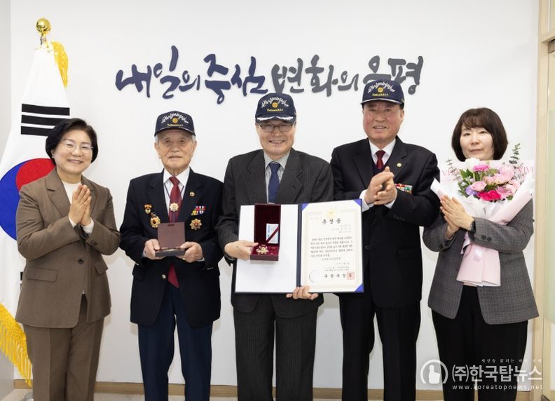 화랑무공훈장 전수식 사진. 왼쪽부터 김미경 은평구청장, 김상유 무공수훈자회 운영위원장, 유가족 김진규 씨, 류흥덕 무공수훈자회 지회장, 이지우 복지정책과장