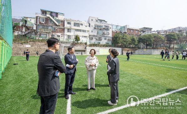 3월 26일 박희영 용산구청장이 용산중학교 인조잔디 운동장을 살펴보고 있다