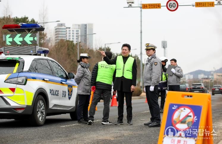 김정헌 중구청장이 지난 3월 1일 하늘대로 일원을 찾아 이륜차 소음 합동점검 현장을 살피고 있다