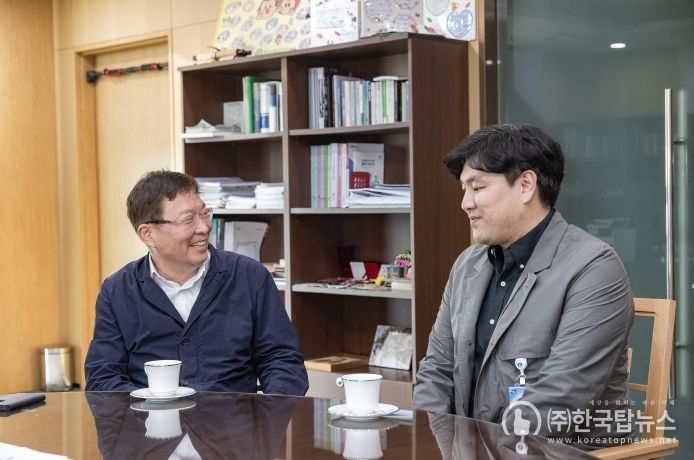 코닥(kordoc)개발한 광진구청 류승인 주무관과 차담중이 김경호 광진구청장