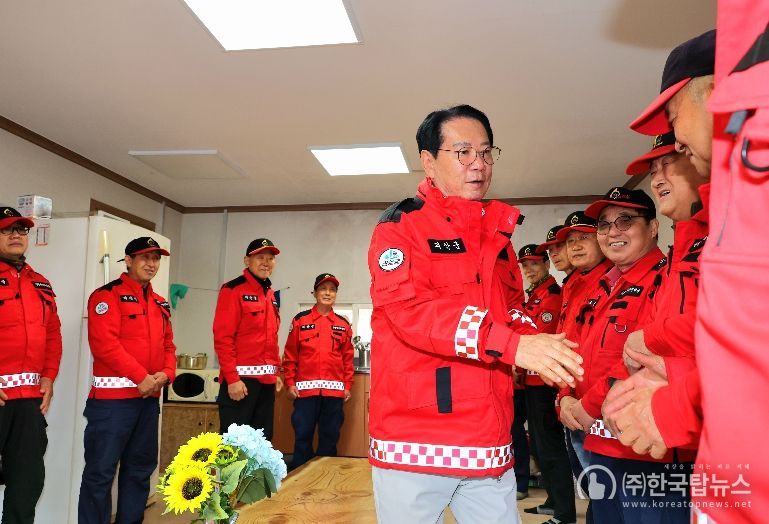 송인헌 괴산군수가 5일 산불대응센터를 점검하고 산림재난대응단을 격려하고 있다.